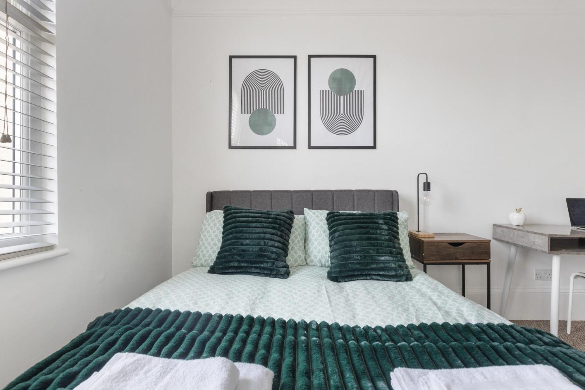 The Turnpike - Free Parking Apartment *
