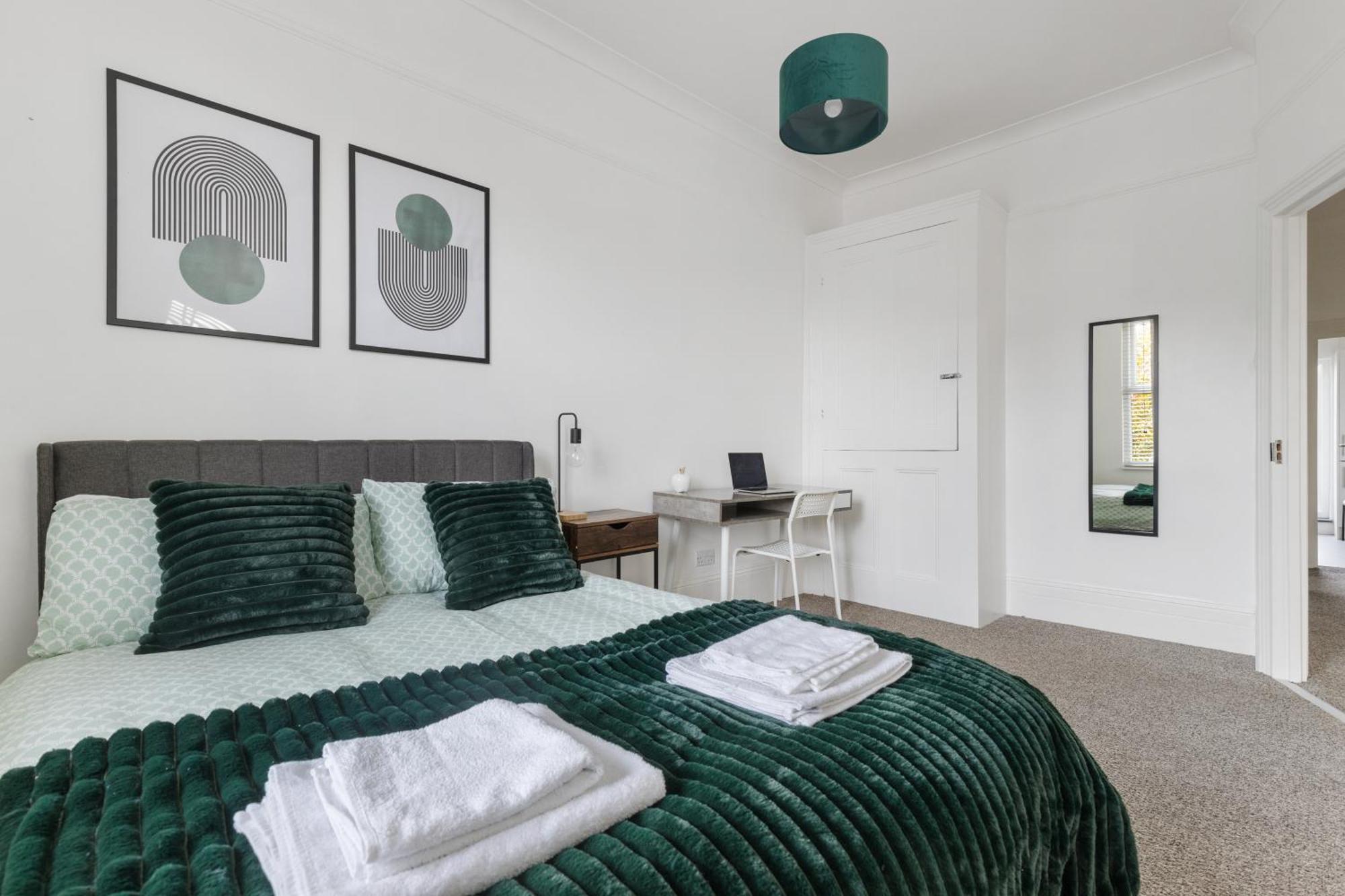 The Turnpike - Free Parking Apartment *